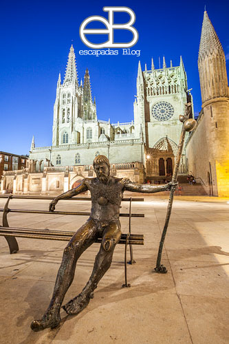 Monumento al Peregrino frente a la Catedral de Burgos
